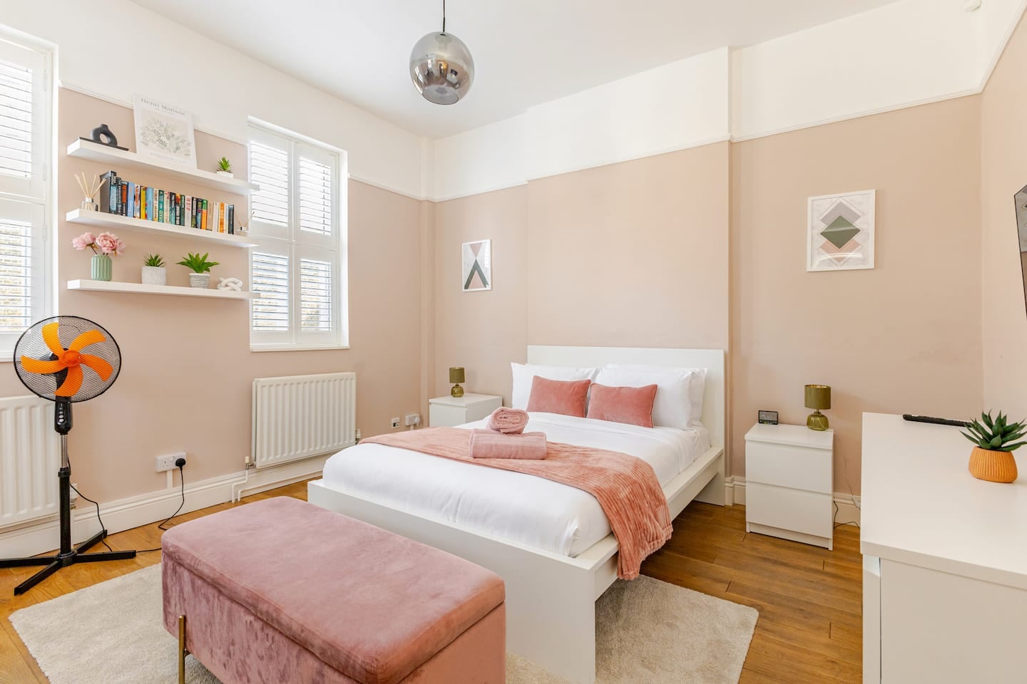 Stylish 2BR Home w Cinema Room Near Central London photo 9