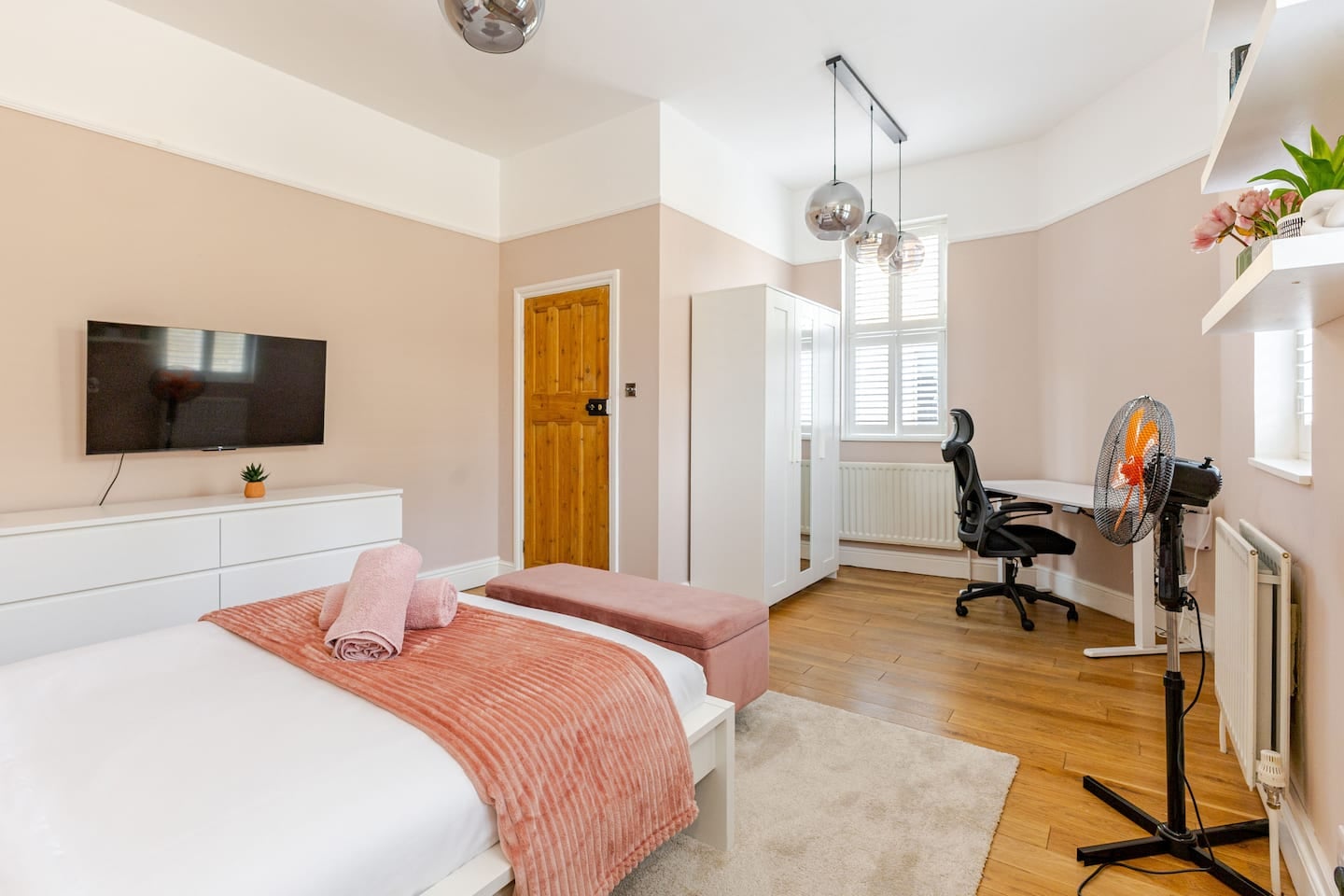 Stylish 2BR Home w Cinema Room Near Central London photo 14