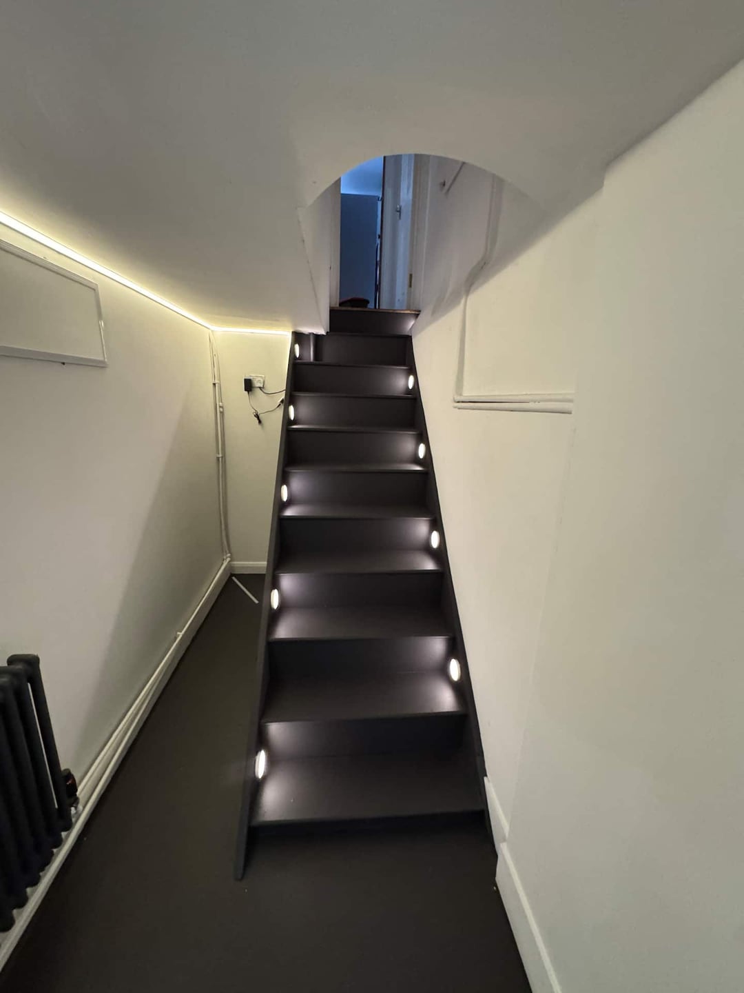 Stylish 2BR Home w Cinema Room Near Central London photo 16