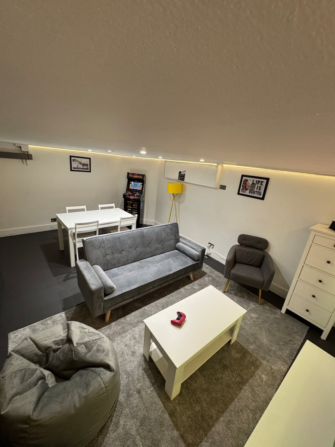Stylish 2BR Home w Cinema Room Near Central London photo 17