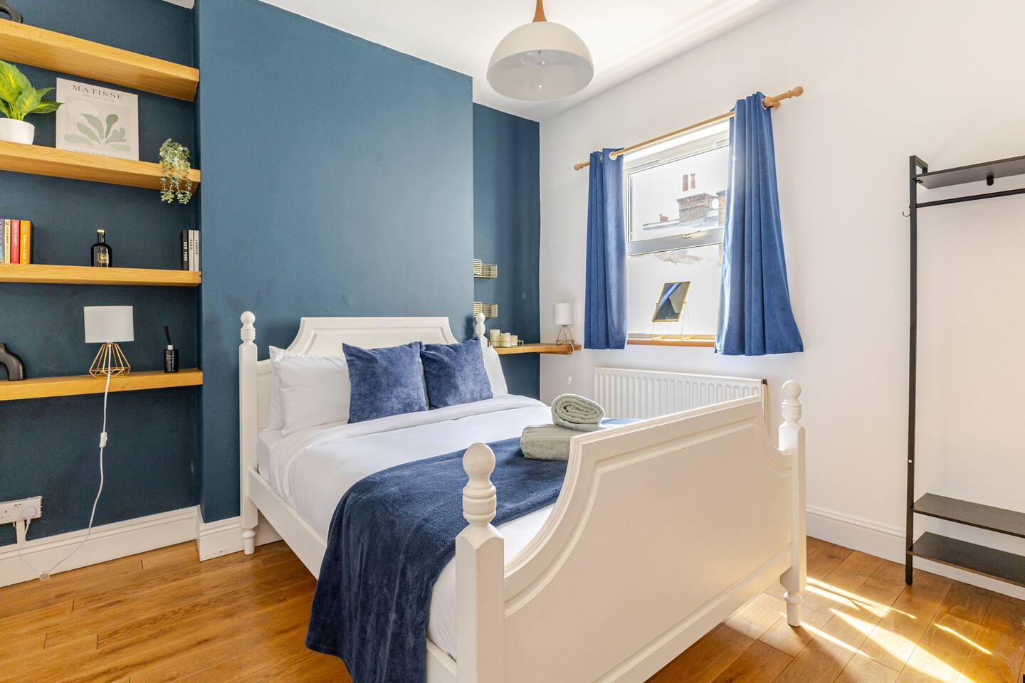 Stylish 2BR Home w Cinema Room Near Central London photo 2