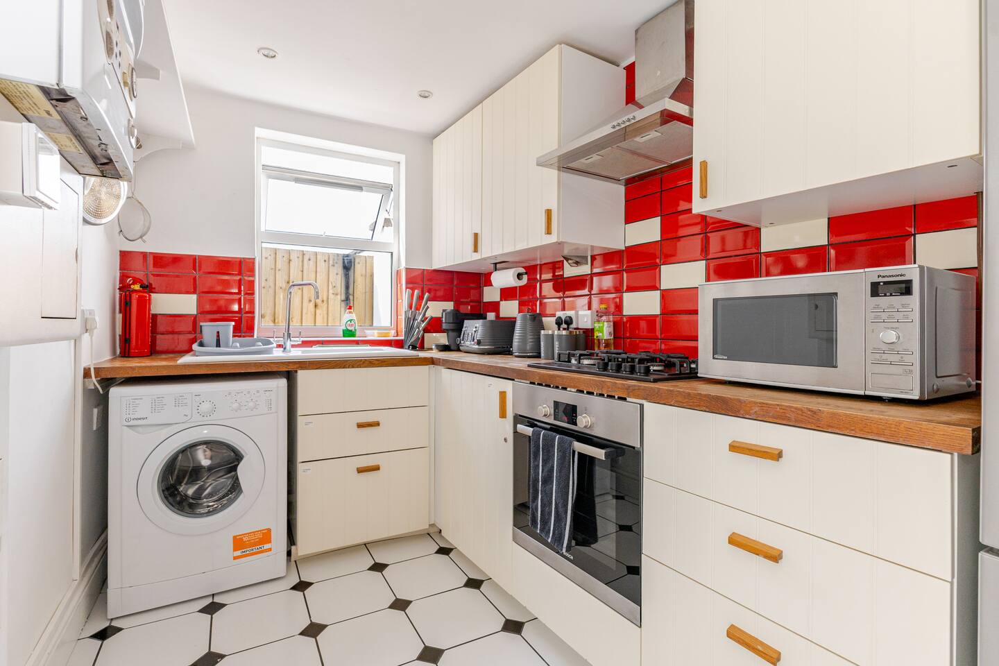 Stylish 2BR Home w Cinema Room Near Central London photo 4