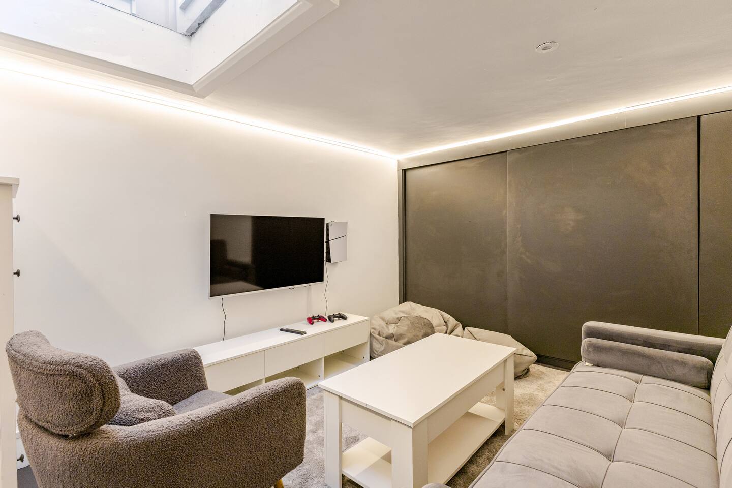 Stylish 2BR Home w Cinema Room Near Central London photo 5