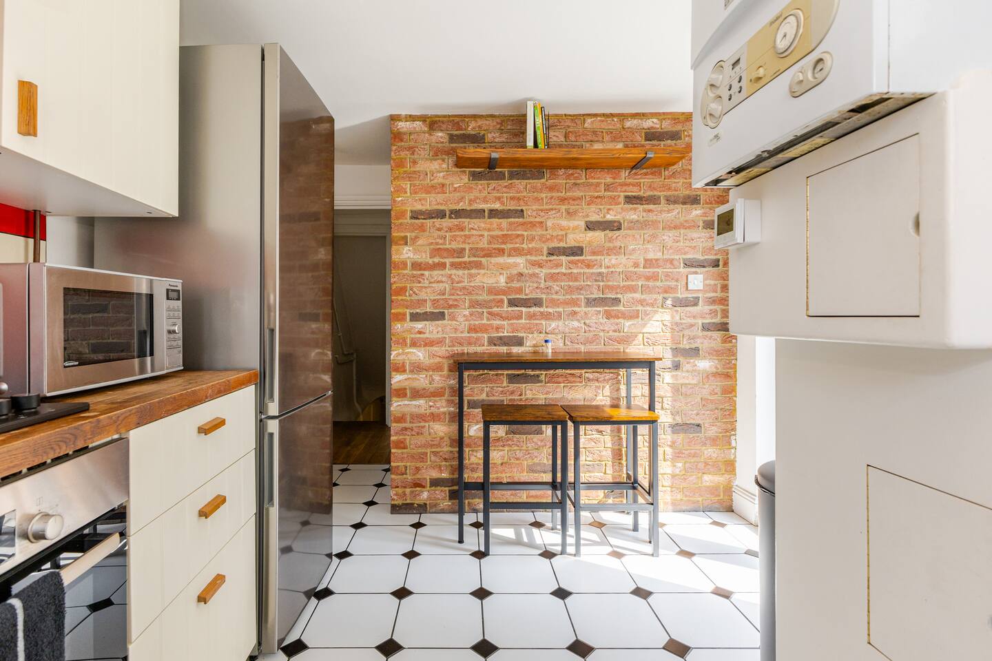 Stylish 2BR Home w Cinema Room Near Central London photo 6
