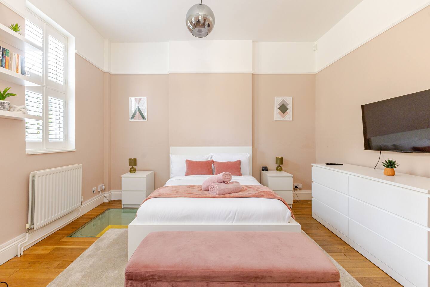 Stylish 2BR Home w Cinema Room Near Central London photo 3