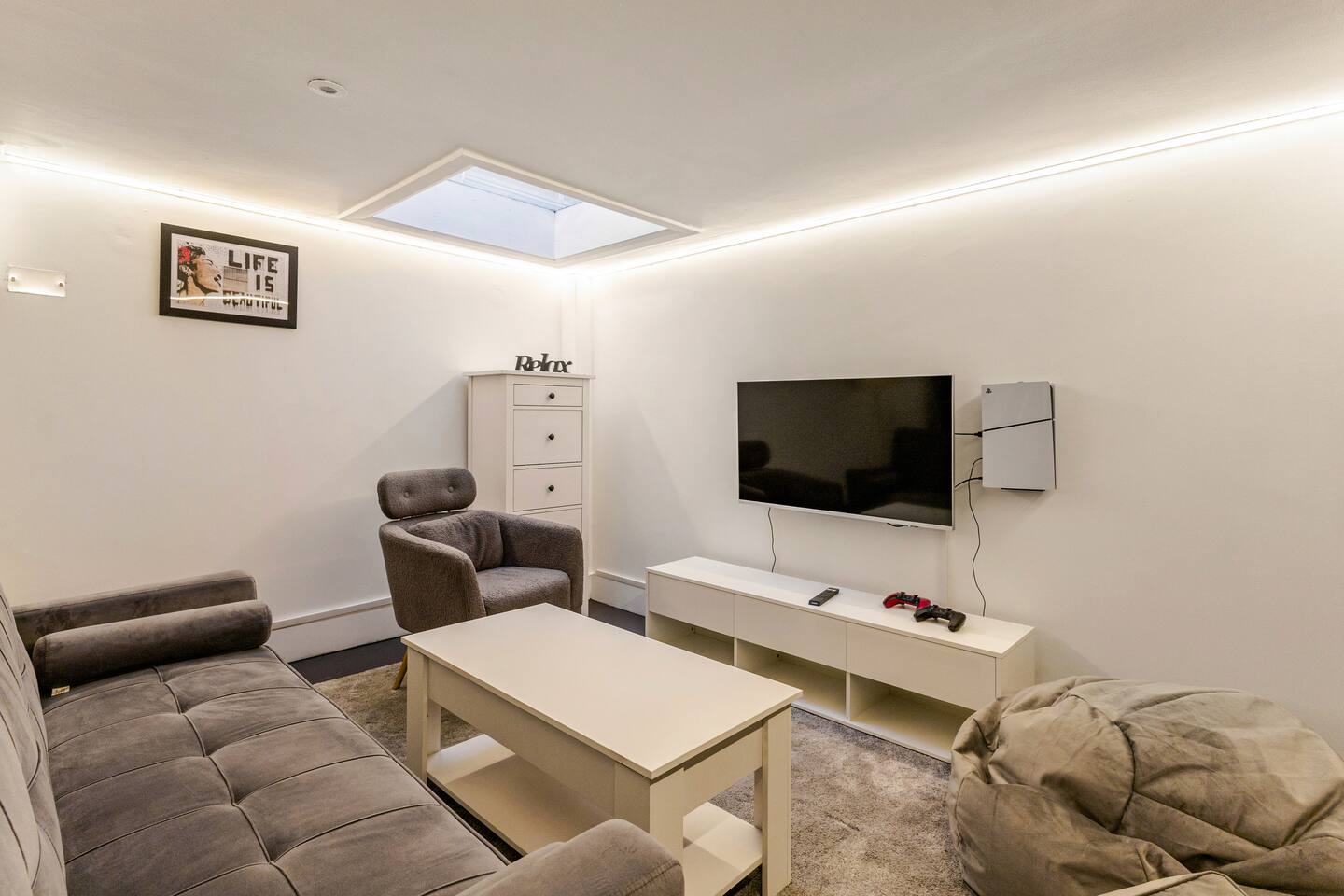 Stylish 2BR Home w Cinema Room Near Central London photo 7