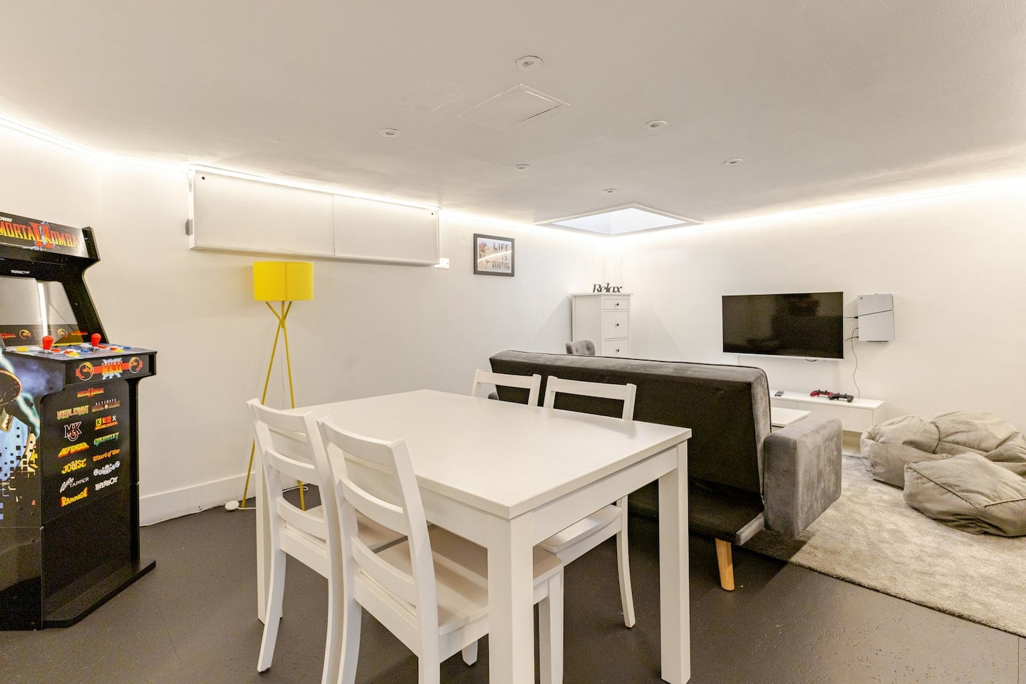 Stylish 2BR Home w Cinema Room Near Central London photo 1