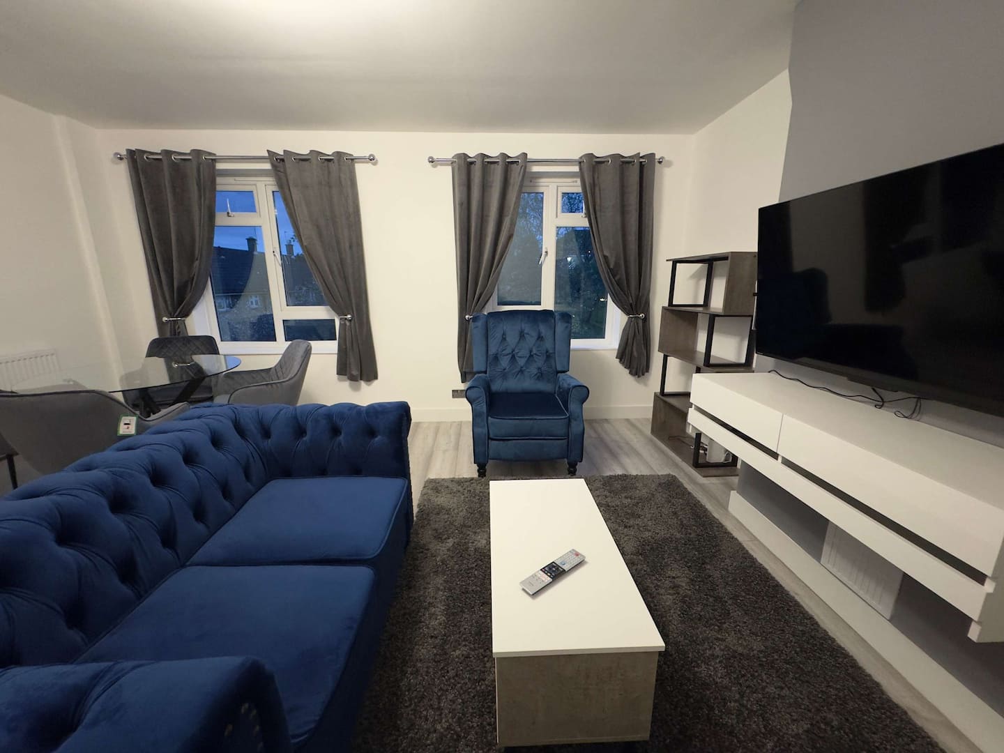 London Skyline Views | PS5 & Free Parking, 2 BR photo 1