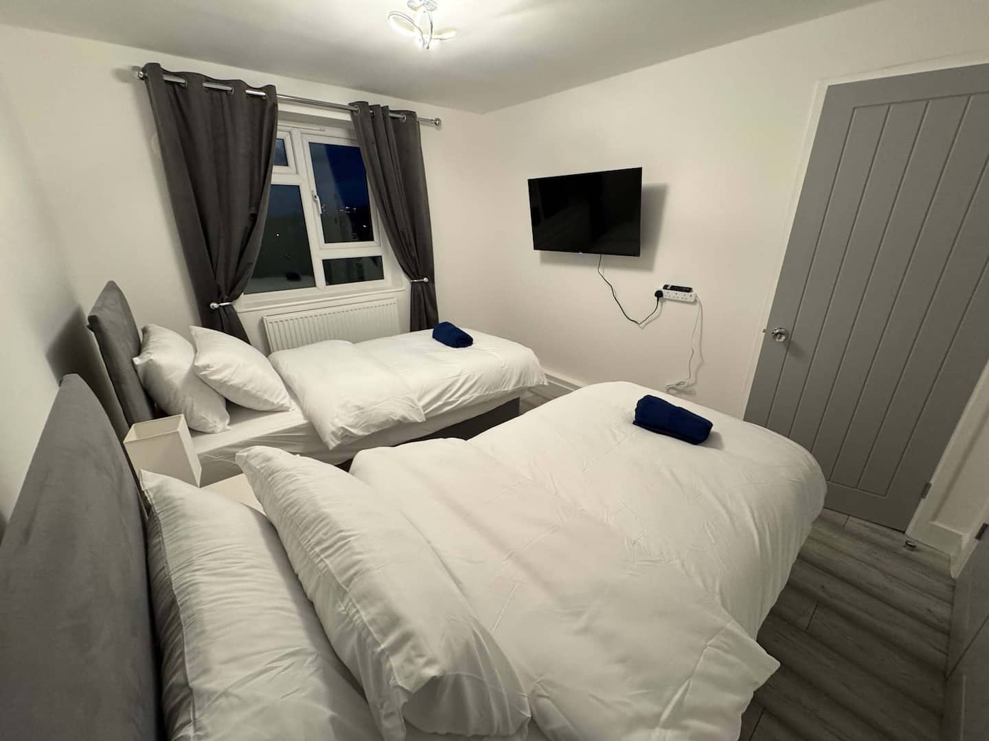 London Skyline Views | PS5 & Free Parking, 2 BR photo 10