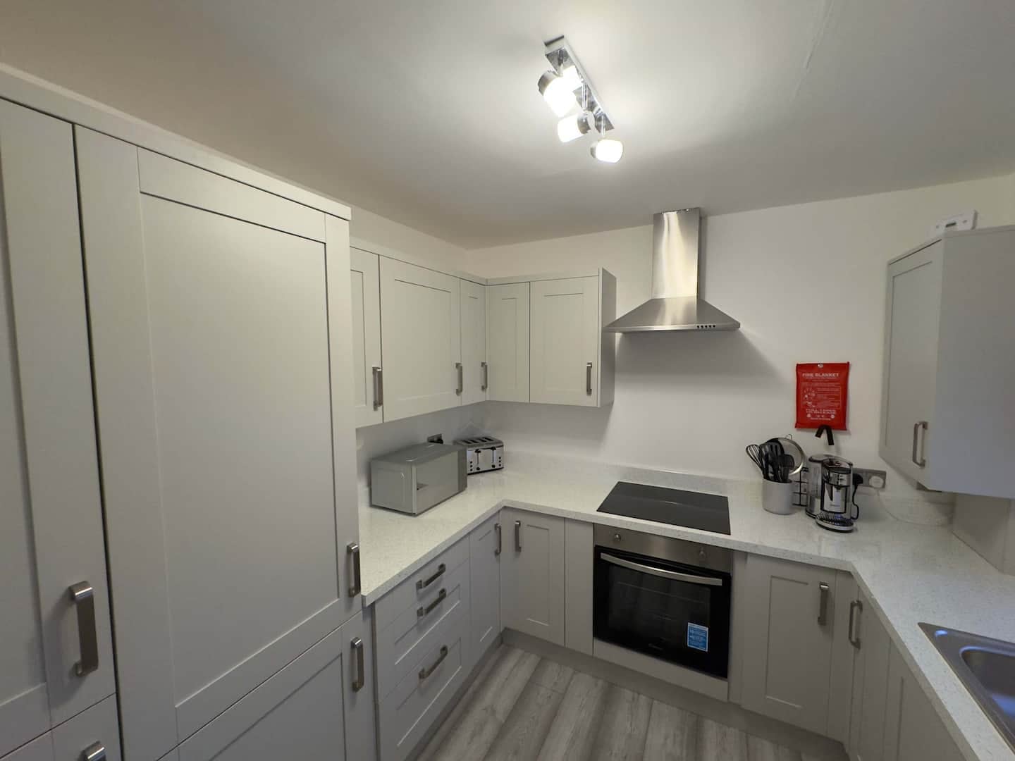 London Skyline Views | PS5 & Free Parking, 2 BR photo 12