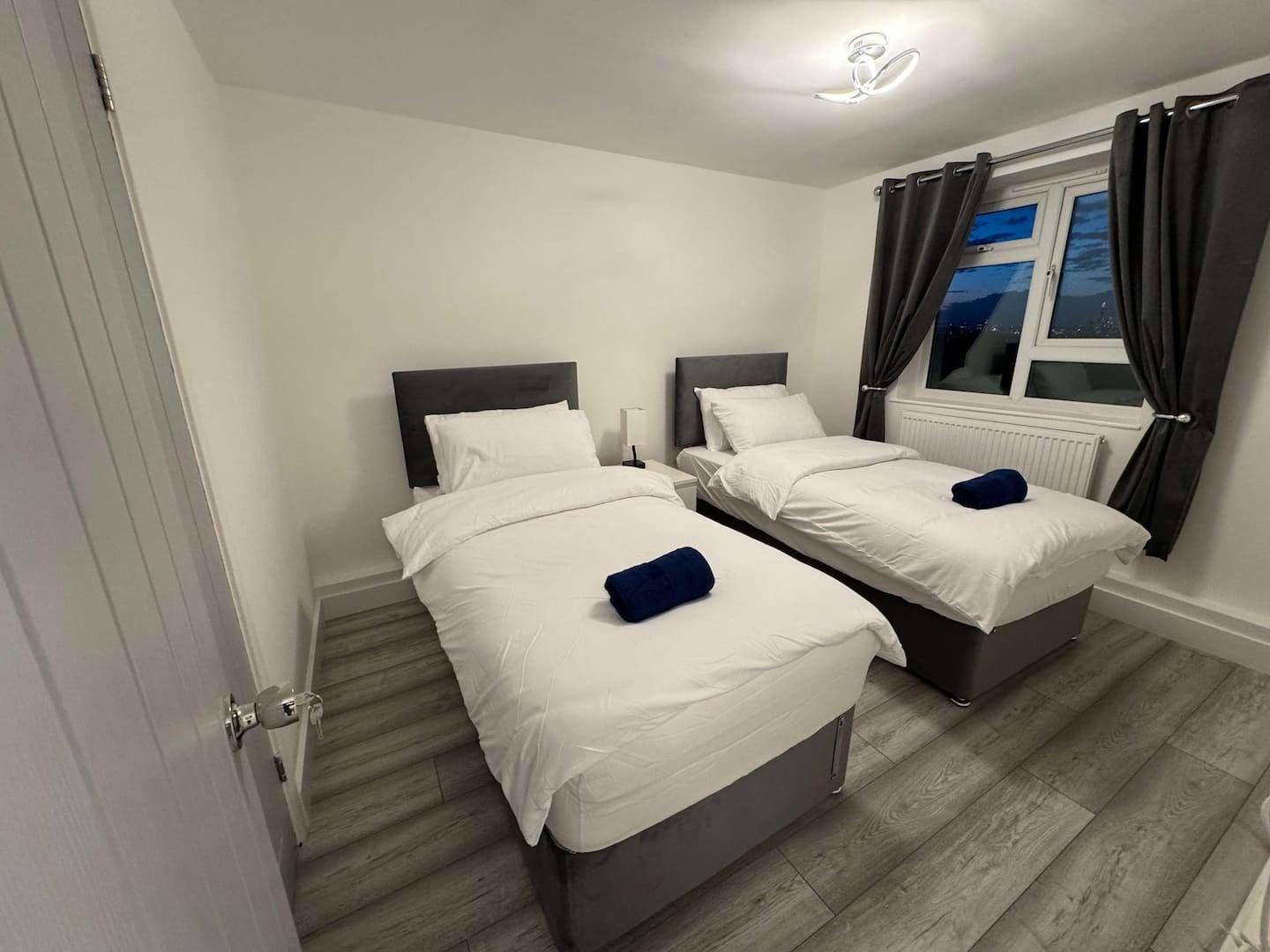 London Skyline Views | PS5 & Free Parking, 2 BR photo 14