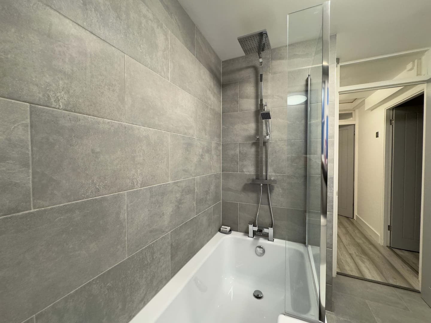 London Skyline Views | PS5 & Free Parking, 2 BR photo 15