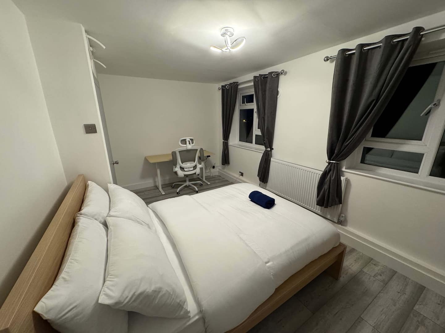 London Skyline Views | PS5 & Free Parking, 2 BR photo 2