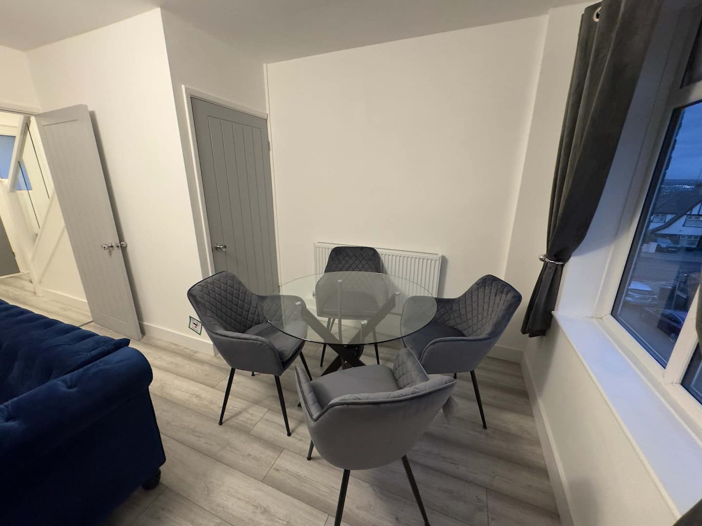 London Skyline Views | PS5 & Free Parking, 2 BR photo 3