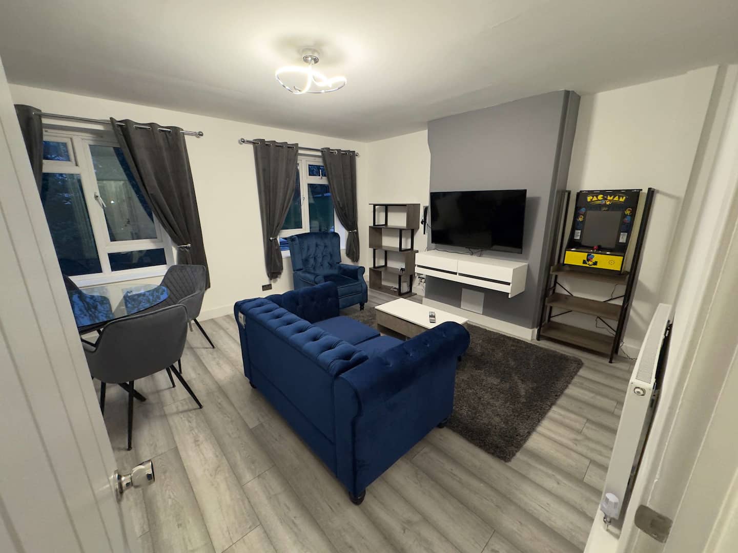 London Skyline Views | PS5 & Free Parking, 2 BR photo 6