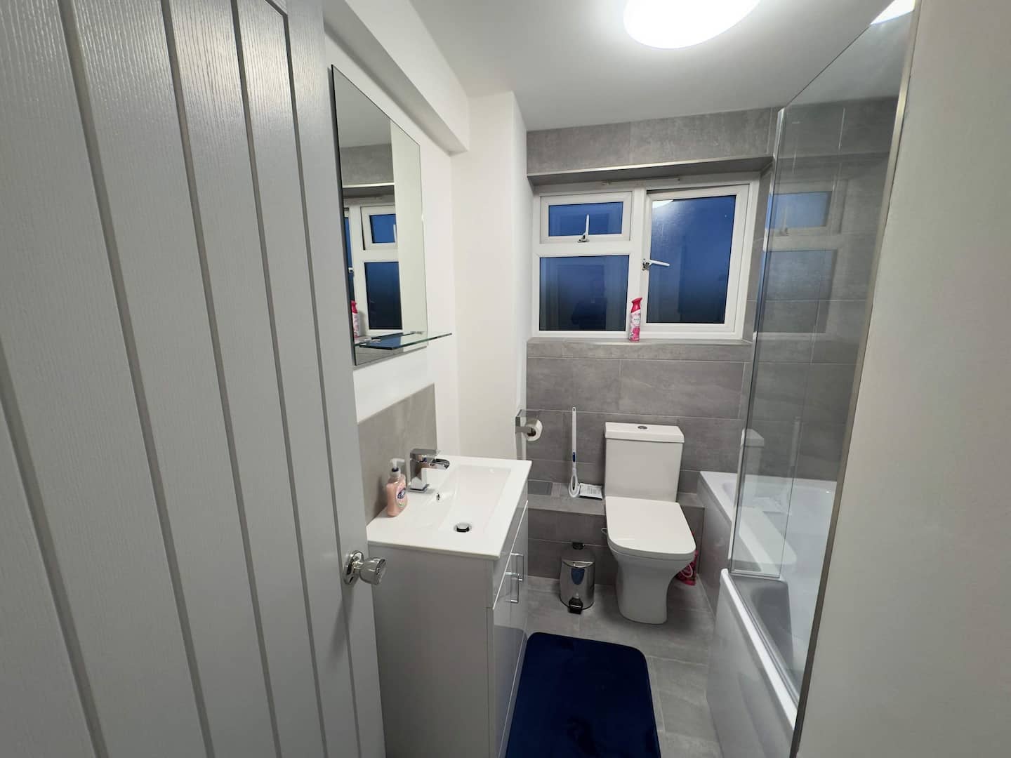 London Skyline Views | PS5 & Free Parking, 2 BR photo 8